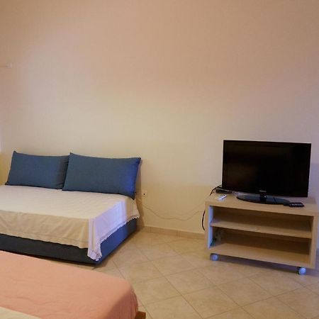 Loutsa By The Sea Apartment Exterior foto